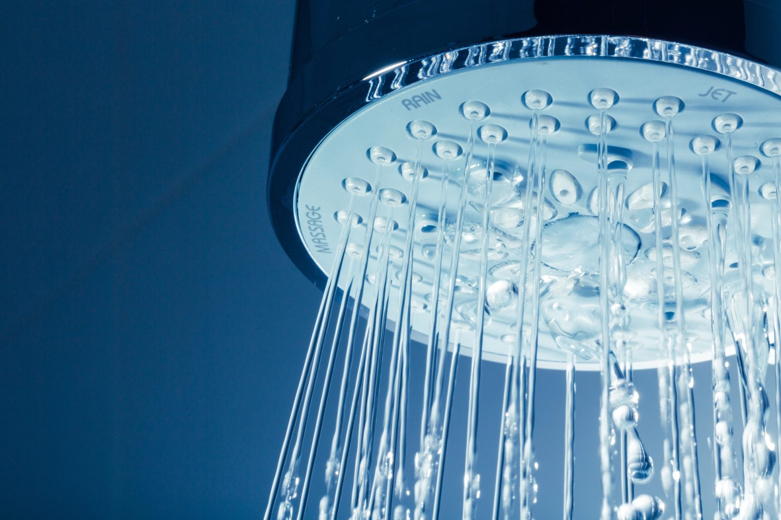 Oče je z zanimanjem opazoval razstavljene artmature modernih oblik in barv